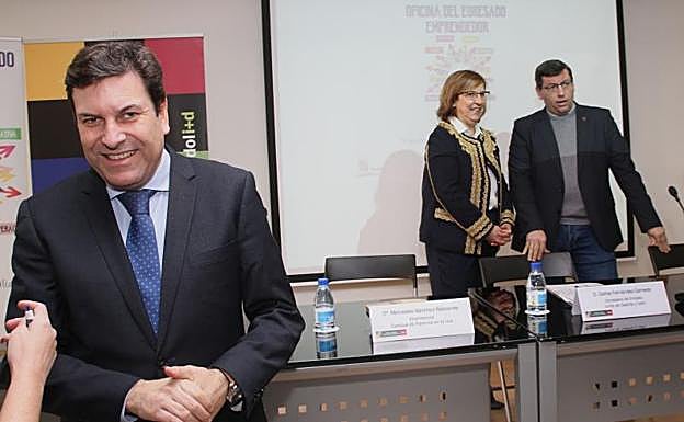 El consejero de Empleo, Carlos Fernández Carriedo; la vicerrectora del campus palentino, Mercedes Sánchez y el director general del Parque Cientícico de la UVa, Celedonio Álvarez; en la presentación de la Oficina del Egresado Emprendedor. 