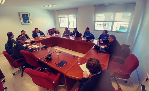 Reunión de la Junta Local de Seguridad celebrada ayer en el Ayuntamiento de Santa Marta. 