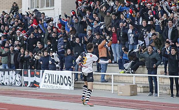 Flórez celebra un gol con la afición de Unionistas. 