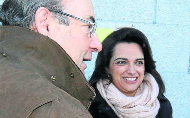 La alcaldesa de El Espinar, Alicia Palomo, saluda en Valsaín a Basilio Rada, del Organismo Autónomo de Parques Nacionales. 