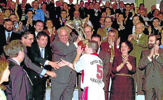 Javier Orol recoge el trofeo y saluda a Ángel María Villar.