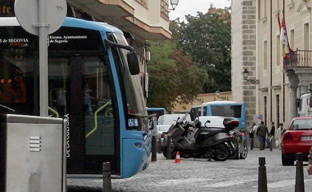 Un autobús entra en la calle Colón, lugar de la explosión.