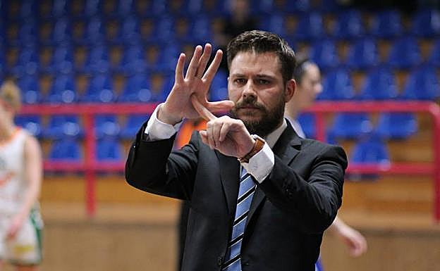 El técnico Manuel Rodríguez pide un tiempo muerto.