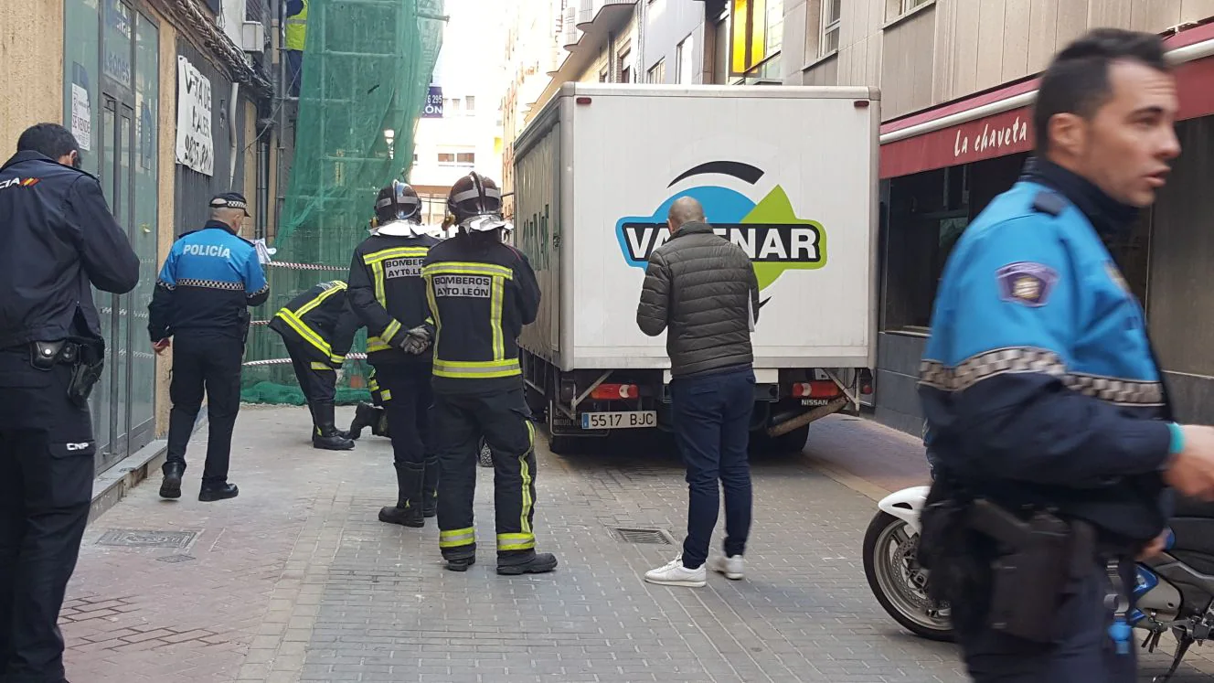 El vehículo, que en ese momento circulaba 'marcha atrás' en la Calle Joaquín Costa, arrolló a la mujer con las ruedas delanteras | La mujer falleció en el acto | El juez de guardia se ha desplazado al lugar