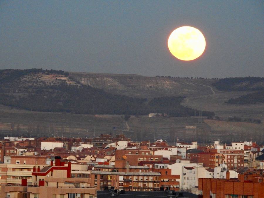 Así fue la salida de la superluna en Valladolid en la tarde-noche del 31 de enero de 2018
