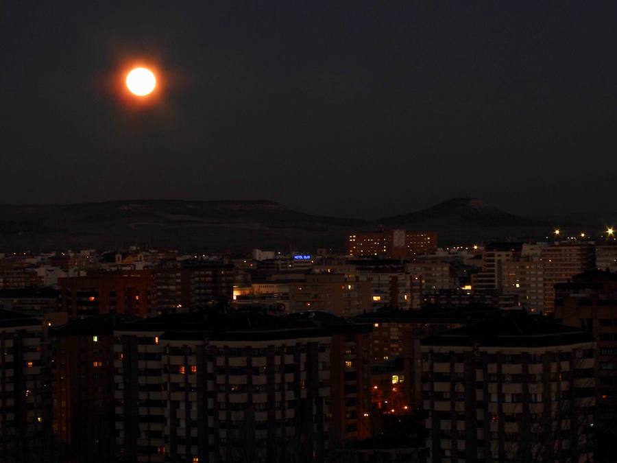 Así fue la salida de la superluna en Valladolid en la tarde-noche del 31 de enero de 2018