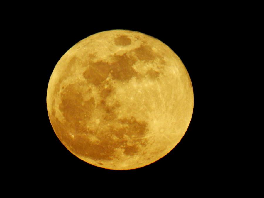 Así fue la salida de la superluna en Valladolid en la tarde-noche del 31 de enero de 2018
