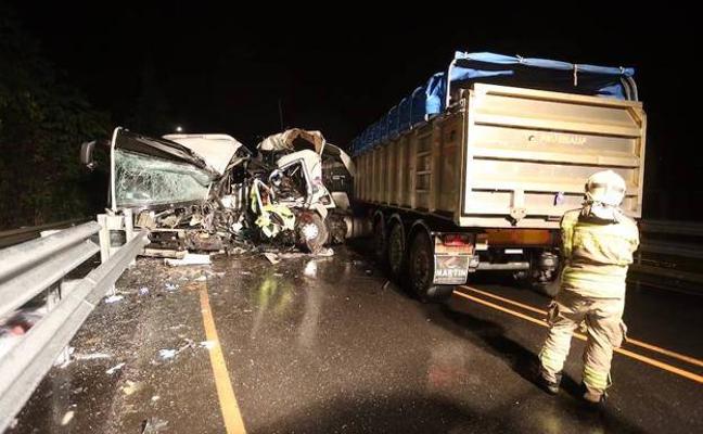 Imagen principal - Fallece un camionero de Valle de Mena en la colisión contra un autobús en Vizcaya