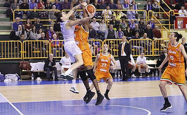 Nicholls intenta una canasta a aro pasado ante Yacoubou, del Schio. 