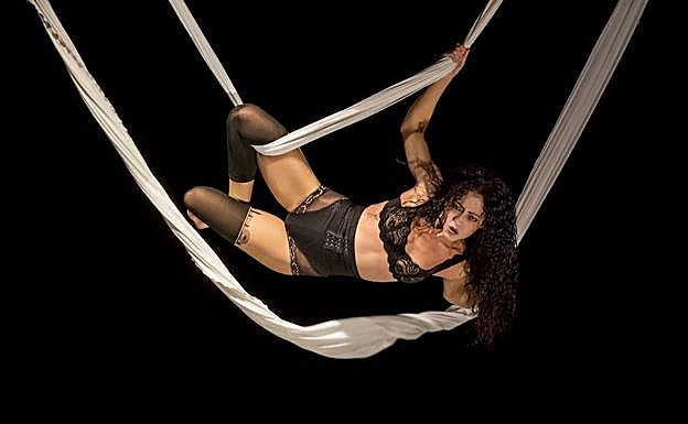 Elena Amada Aliaga, colgada de unas telas en una de las escenas de la obra. 