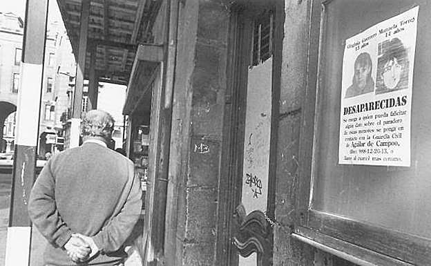 Un cartel informa de la desaparición de las dos jóvenes en 1992. 