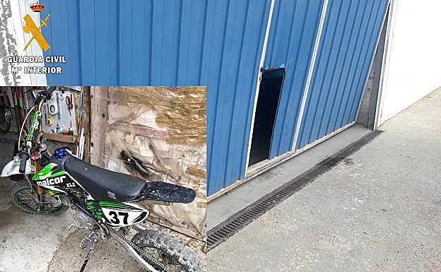 La puerta de la nave forzada y la moto sustraída.