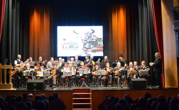 La Rondalla III Columnas al completo ayer en el Teatro Nuevo. 