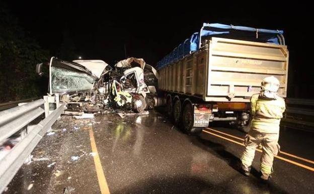 Accidente entre un camión y un autobús de línea en la N-240. 