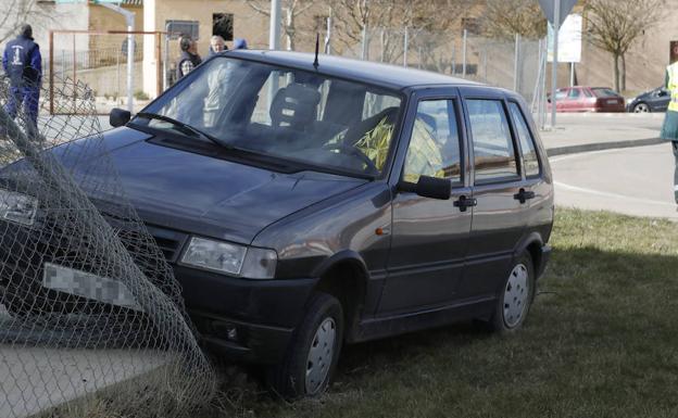 El coche, empotrado contra la valla de las pistas de pádel Fuentes de Nava. 