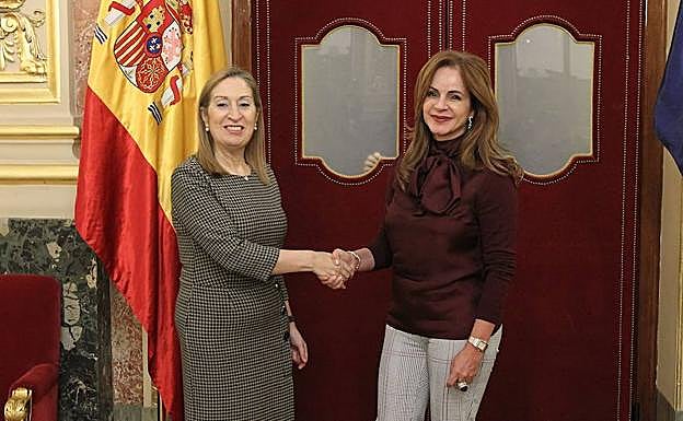 La presidenta de las Cortes de Castilla y León, Silvia Clemente y la presidenta del Congreso, Ana Pastor.