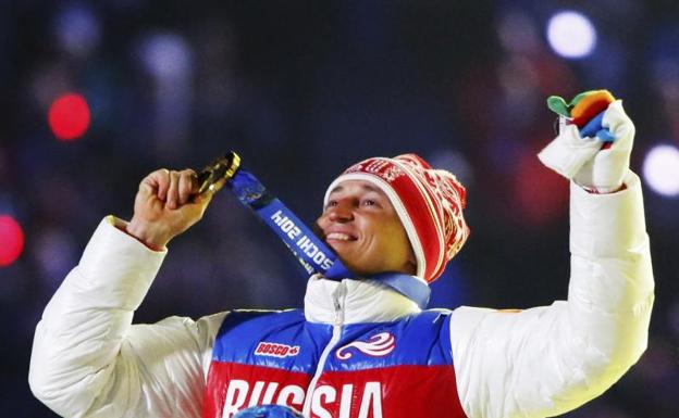 El fondista Alexander Legkov, campeón olímpico en Sochi en 50 km, celebra su oro. 