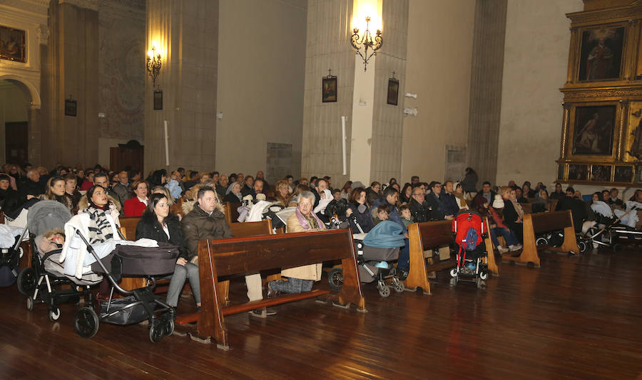 La Patrona Bendice a los niños de Palencia