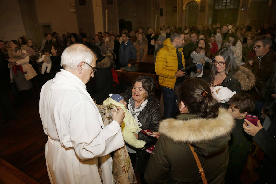 La Patrona Bendice a los niños de Palencia