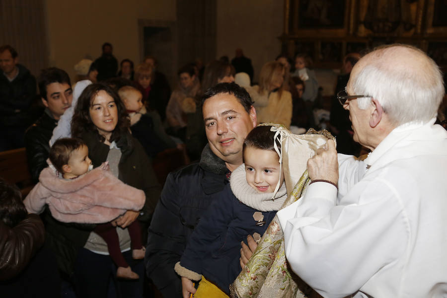 La Patrona Bendice a los niños de Palencia