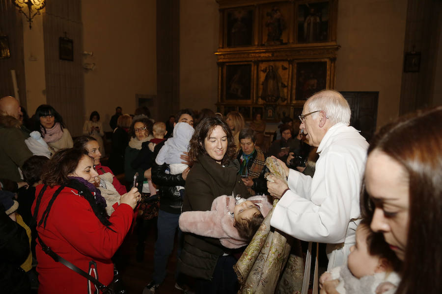 La Patrona Bendice a los niños de Palencia