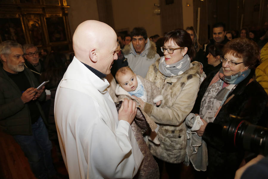 La Patrona Bendice a los niños de Palencia