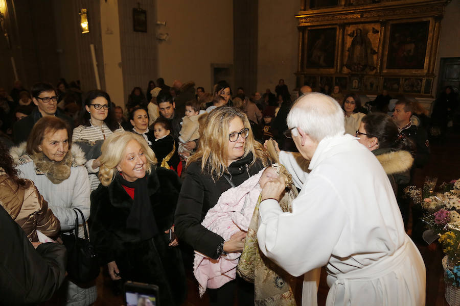 La Patrona Bendice a los niños de Palencia