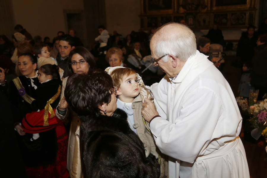 La Patrona Bendice a los niños de Palencia