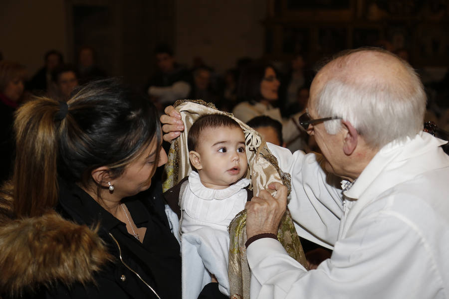 La Patrona Bendice a los niños de Palencia