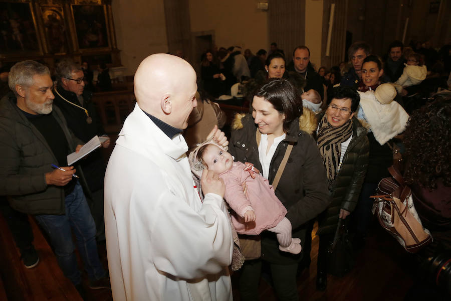 La Patrona Bendice a los niños de Palencia