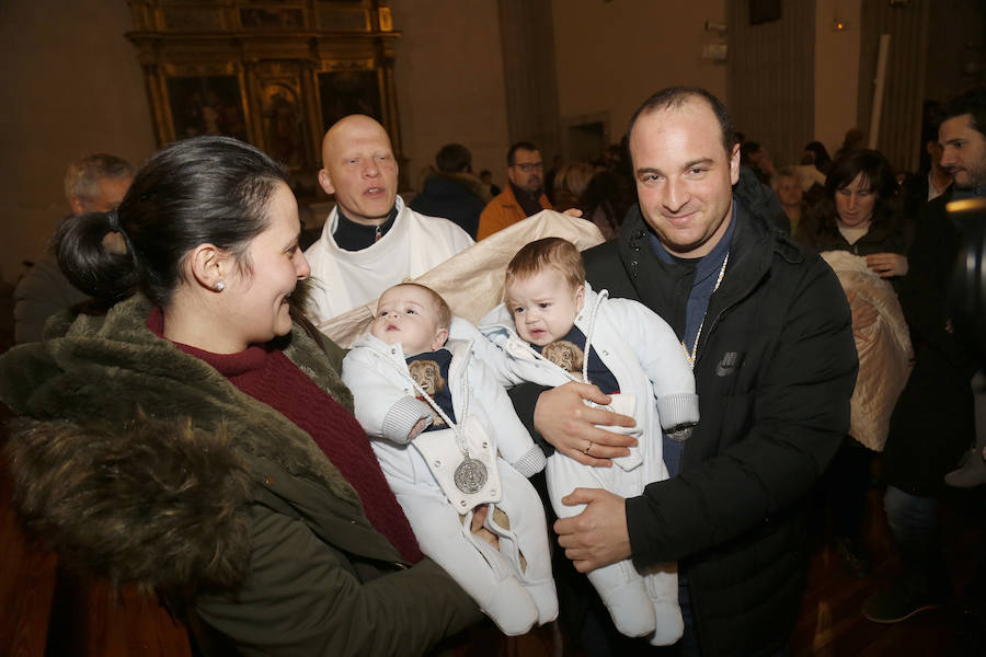La Patrona Bendice a los niños de Palencia