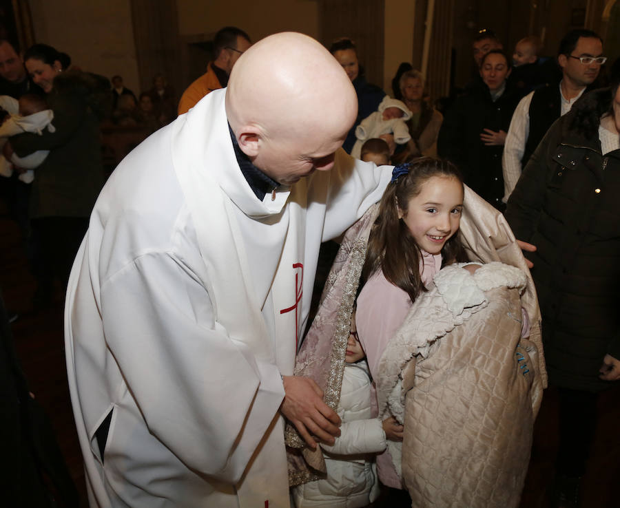 La Patrona Bendice a los niños de Palencia
