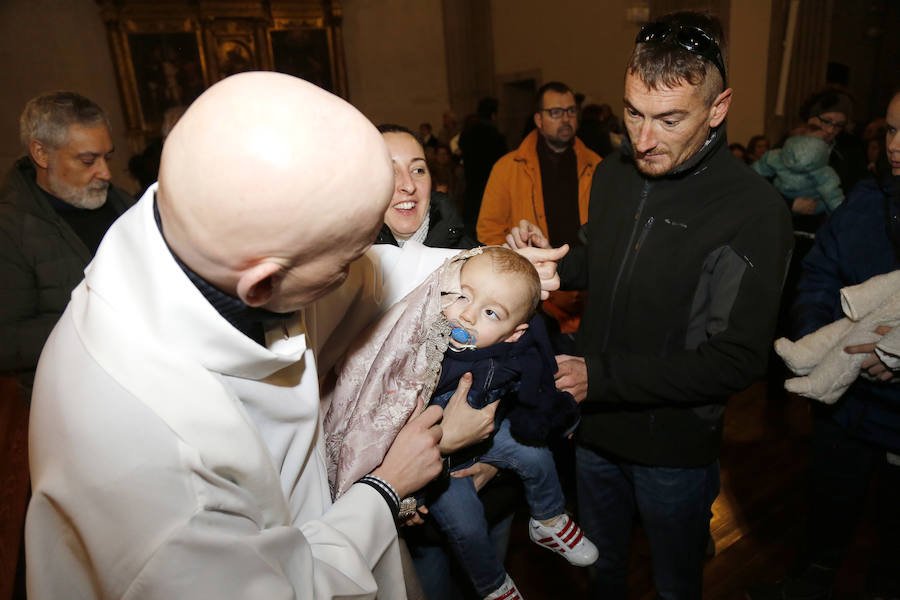 La Patrona Bendice a los niños de Palencia