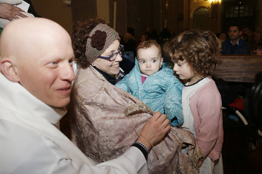 La Patrona Bendice a los niños de Palencia