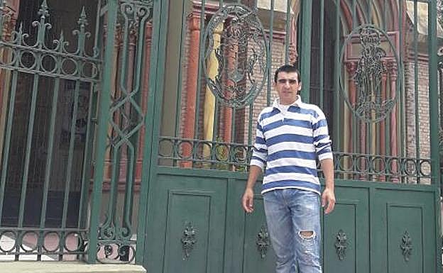 Jacinto Óscar Bermejo Bohorquez, a la entrada de la iglesia de su ciudad, Villa Allende, en la provincia de Córdoba (Argentina) 