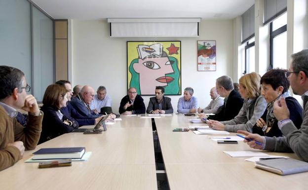 El secretario general de CCOO en Castilla y León, Vicente Andrés, se reunió con alcaldes de los once ayuntamientos de Valladolid y Palencia afectados por la propuesta de corredor ferroviario de cercanías para pasajeros Medina del Campo-Valladolid-Palencia