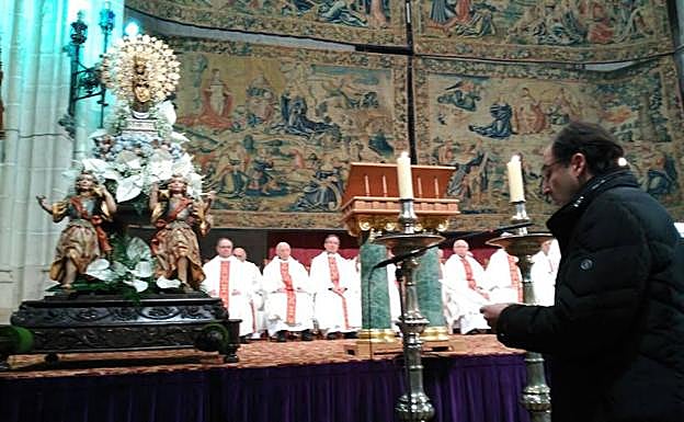 El alcalde lee la ofrenda a la Morenilla del Día de las Candelas. 