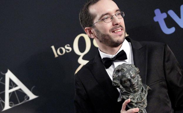 Enrique Gato, tras recibir el Goya a la mejor dirección novel en la edición de 2013. 