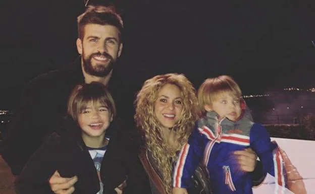 Shakira con Piqué con sus dos hijos Sasha y Milan. 