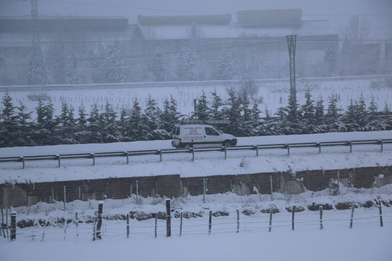 La nieve cubre este viernes las calles de Reinosa y complica las entradas y salidas de la autovía A-67, donde los camiones están embolsados
