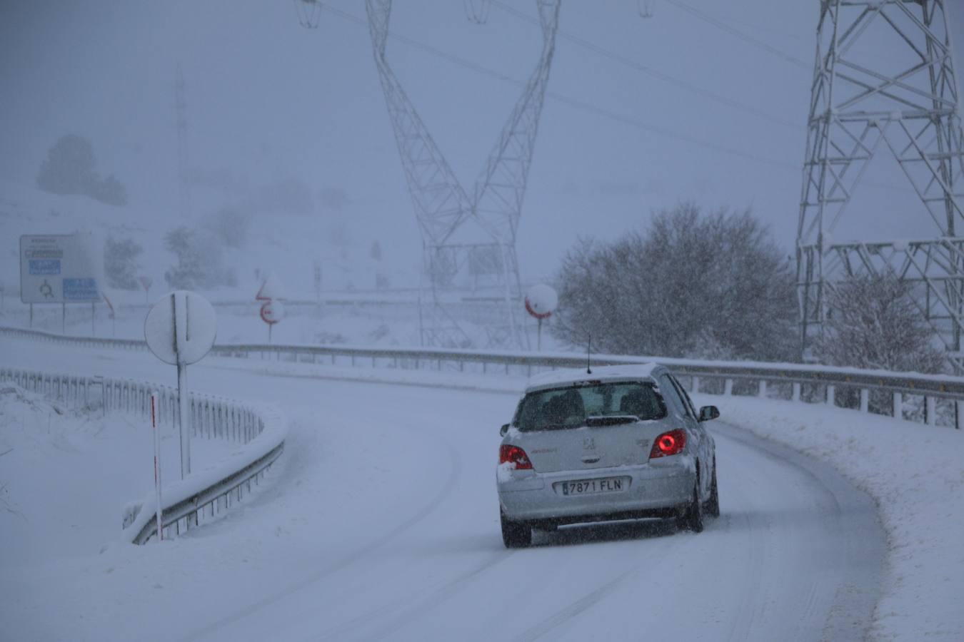 La nieve cubre este viernes las calles de Reinosa y complica las entradas y salidas de la autovía A-67, donde los camiones están embolsados