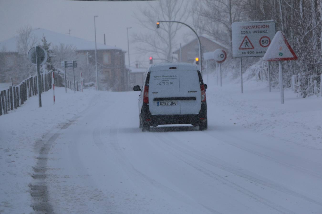 La nieve cubre este viernes las calles de Reinosa y complica las entradas y salidas de la autovía A-67, donde los camiones están embolsados