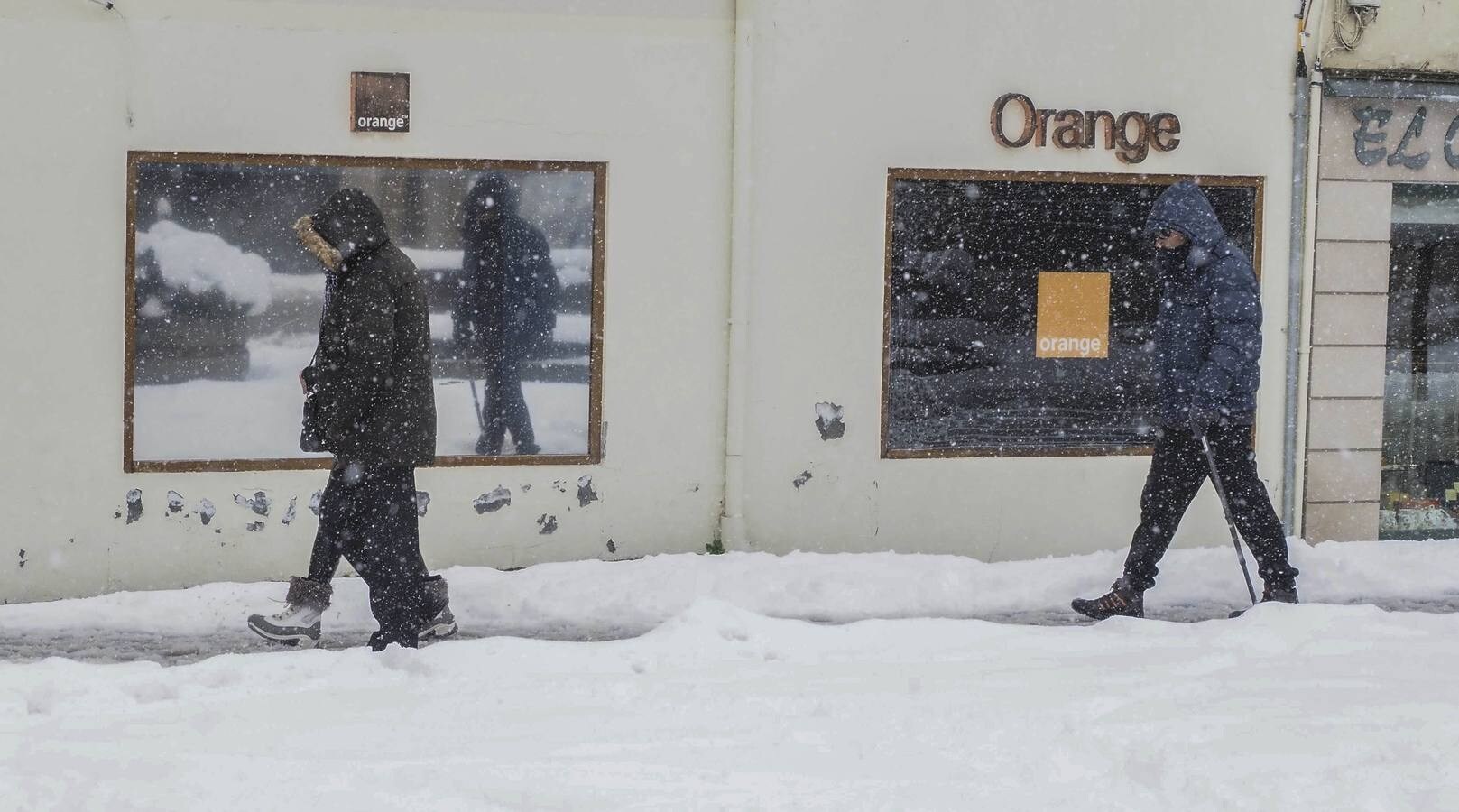 Todos los vecinos de Reinosa parecen contar con botas listas para pisar la nieve