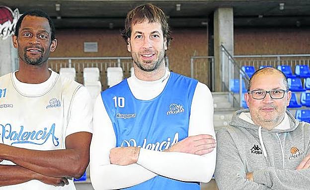 Lamont Barnes, Urko Otegui y Tino Ugidos, los únicos del Chocolates Trapa que han ganado la Copa Princesa, posan en el Adolfo Nicolás de Villamuriel.