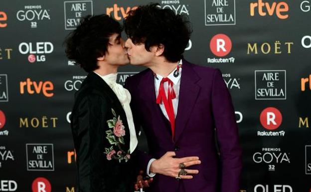 Javier Ambrossi (i) y Javier Calvo en la alfombra roja.