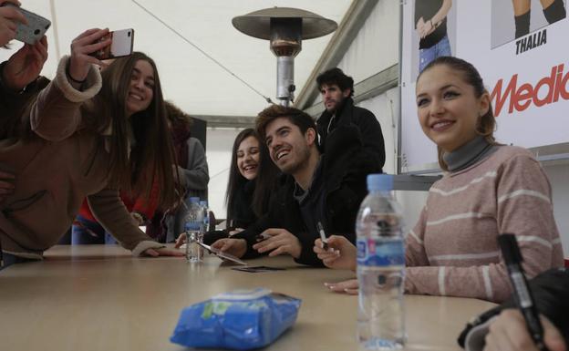 Thalía, Roi y Mireya, durante su firma de discos este sábado 3 de febrero en Media Markt. 