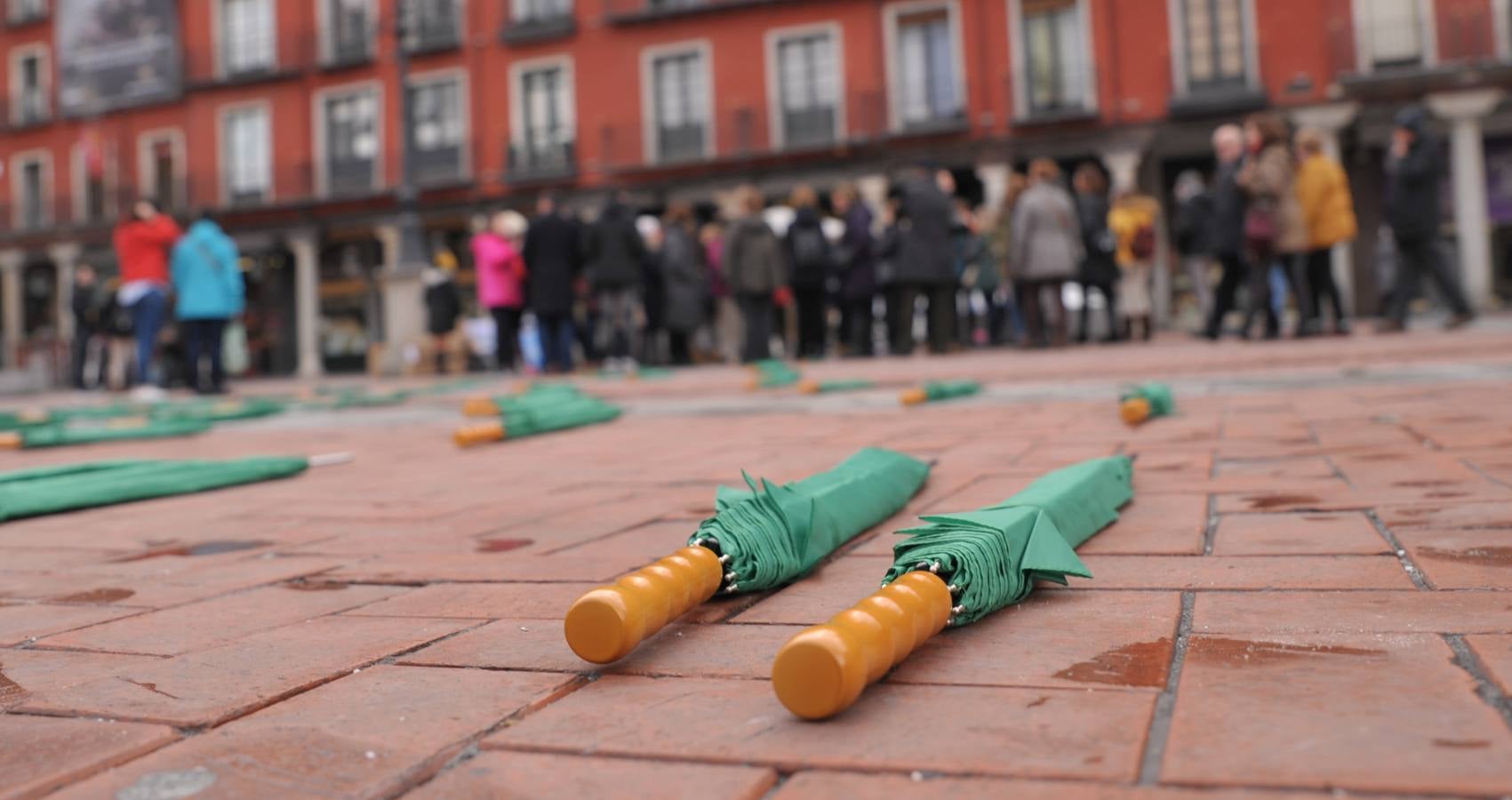 La AECC visualiza su labor con un punto de geolocalización bajo paraguas verdes en Valladolid