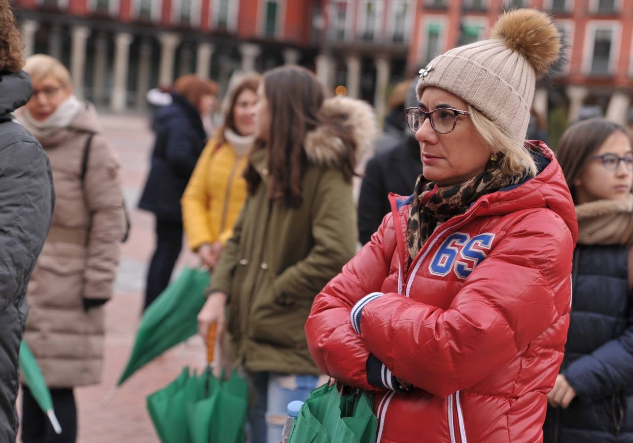 La AECC visualiza su labor con un punto de geolocalización bajo paraguas verdes en Valladolid