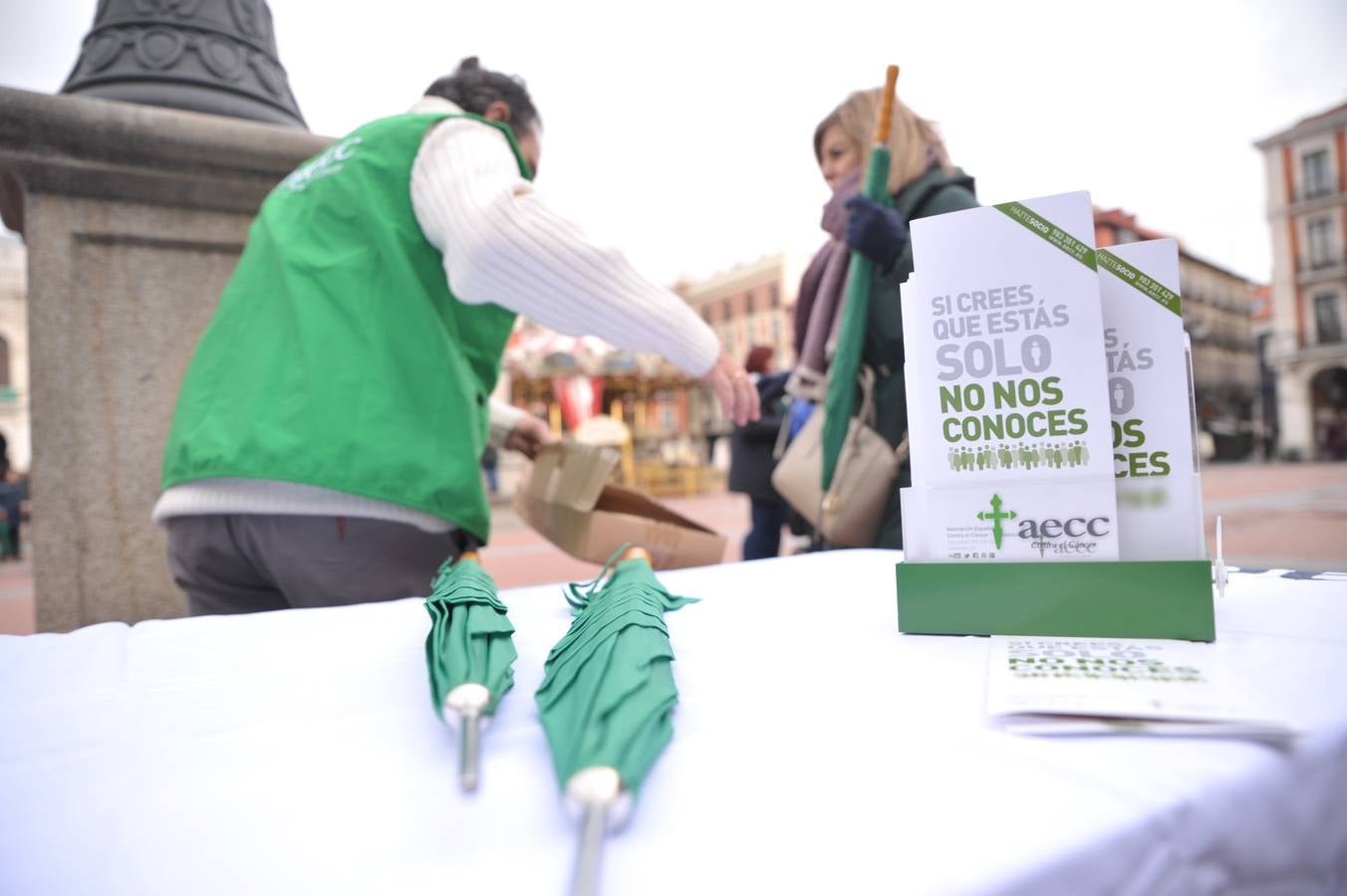 La AECC visualiza su labor con un punto de geolocalización bajo paraguas verdes en Valladolid