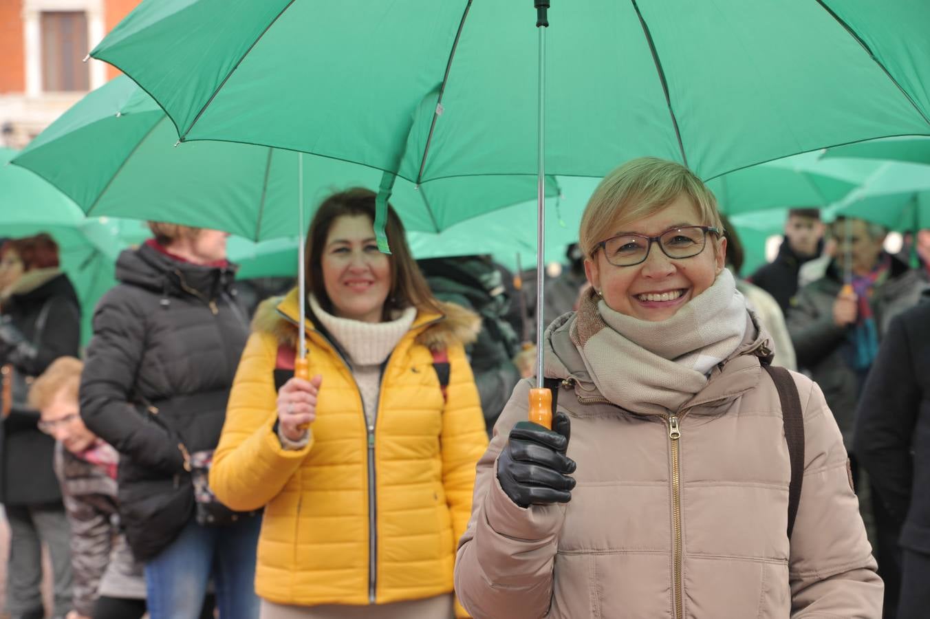 La AECC visualiza su labor con un punto de geolocalización bajo paraguas verdes en Valladolid